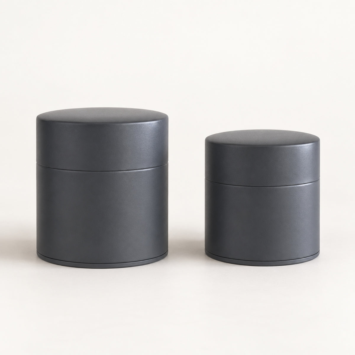 SALIU tea caddies in Light Black, 150 g and 100 g sizes side by side