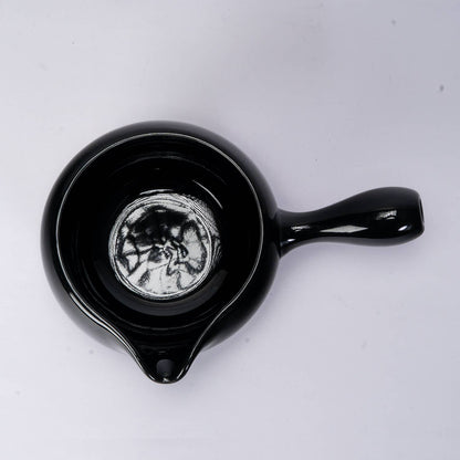 Katakuchi Porcelain Matcha Bowl with Spout | Glossy Black
