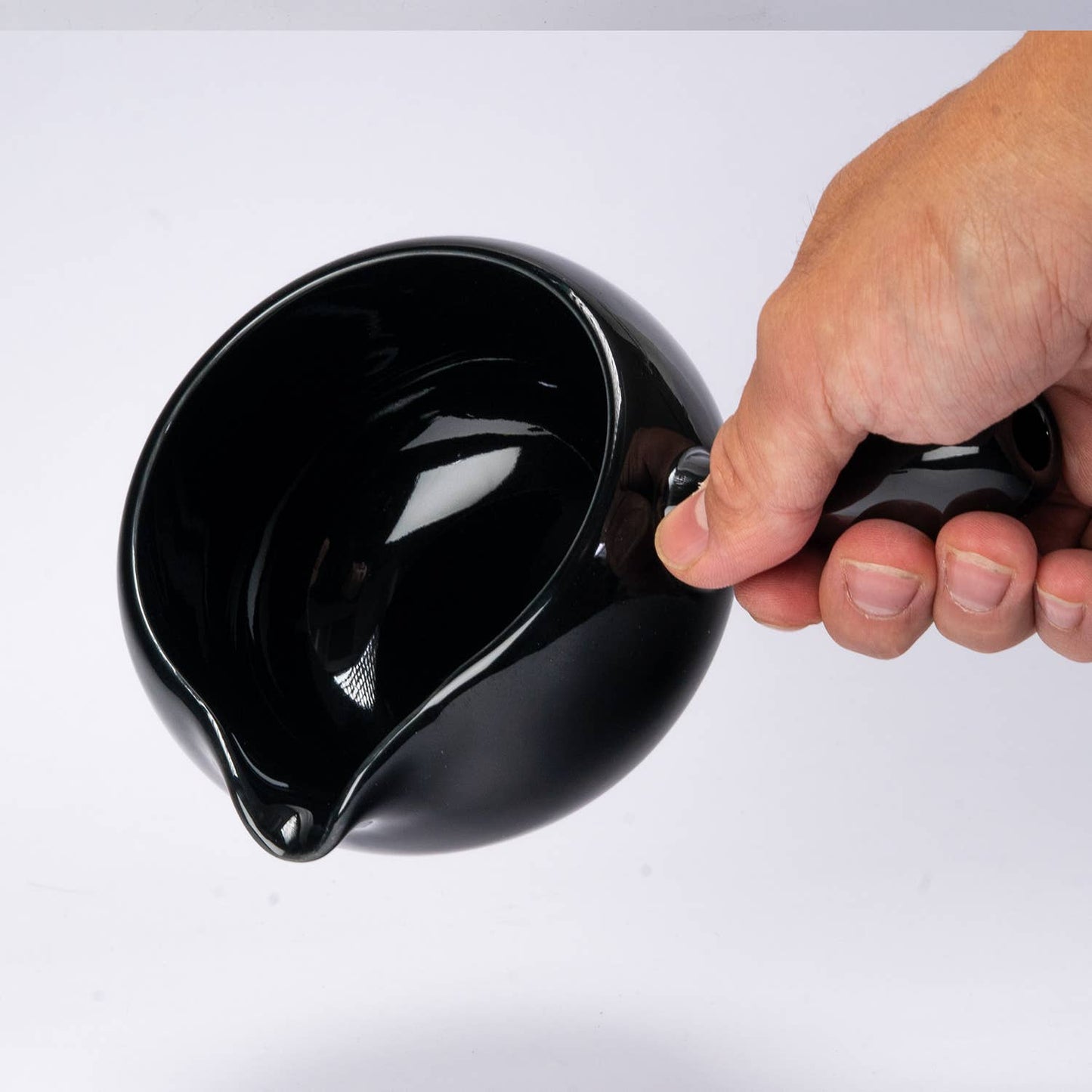 Katakuchi Porcelain Matcha Bowl with Spout | Glossy Black