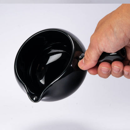 Katakuchi Porcelain Matcha Bowl with Spout | Glossy Black