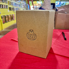 Load image into Gallery viewer, Snowman Sake Set | Red/Blue | Yukimi Sake (Japan)
