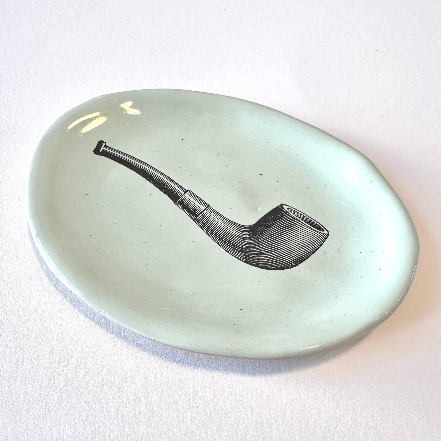 SOUVENIR Very Small Oval Plate | Pipe | Kühn Keramik (Germany)