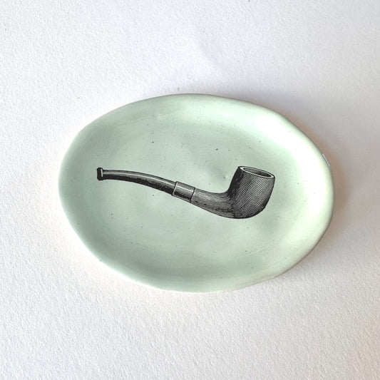 SOUVENIR Very Small Oval Plate | Pipe | Kühn Keramik (Germany)