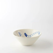 Load image into Gallery viewer, Stretching Cat Donburi Bowl | Kanesada Seito (Japan)
