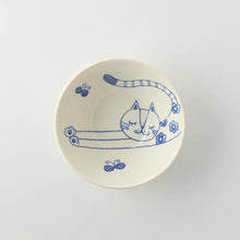 Load image into Gallery viewer, Stretching Cat Donburi Bowl | Kanesada Seito (Japan)
